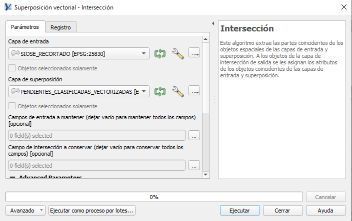 Ventana Superposición vectorial - Intersección de QGIS, con SIOSE_RECORTADO como capa de entrada y PENDIENTES_CLASIFICADAS_VECTORIZADAS como capa de superposición